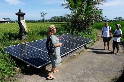 Wisatawan mengunjungi desa berbasis energi baru dan terbarukan (EBT) di Desa Keliki, Gianyar, Bali, 16 September 2022. ANTARA/Nyoman Hendra Wibowo