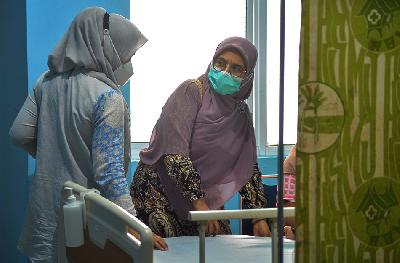 Dokter melihat kondisi anak yang dirawat dengan dugaan gagal ginjal akut di RSUP Dr.M.Djamil, Padang, Sumatera Barat, 20 Oktober 2022. ANTARA/Iggoy el Fitra