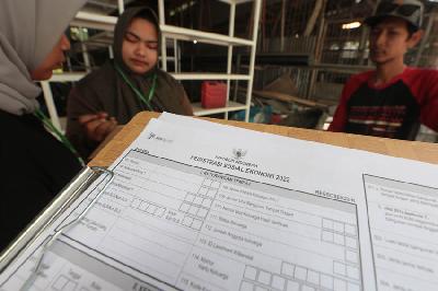 Petugas pendataan Registrasi Sosial Ekonomi (Regsosek) mendata warga di Desa Ilie, Ulee Kareng, Banda Aceh, Aceh, 21 Oktober 2022. ANTARA/Irwansyah Putra