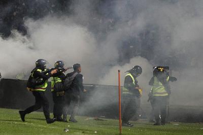 Polisi menembakkan gas air mata usai pertandingan BRI Liga 1 antara Arema  FC melawan Persebaya Surabaya di Stadion Kanjuruhan, Malang, Jawa Timur, 1 Oktober 2022. ANTARA/Ari Bowo Sucipto