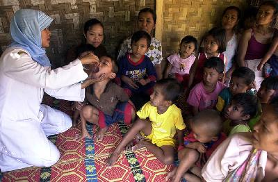 Bidan memberikan imunisasi vaksin polio kepada balita di Lebak, Banten, Jawa Barat. Dok. TEMPO/ Arie Basuki