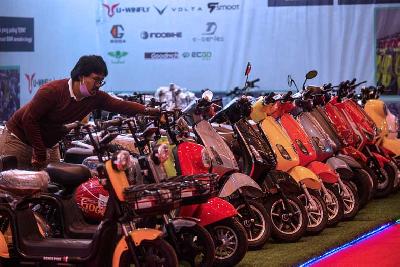 Pameran otomotif Indonesia Electric Motor Show (IEMS 2022) di Jakarta Convention Center, 28 September 2022. Tempo/Tony Hartawan