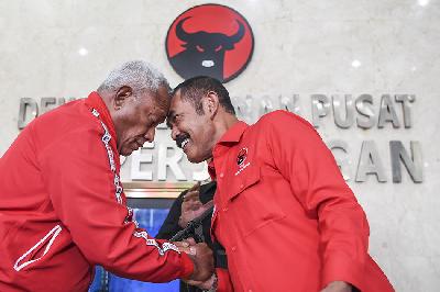 Ketua DPC PDIP Kota Solo FX Hadi Rudyatmo (kanan) dan Ketua DPP bidang Kehormatan PDIP Komarudin Watubun usai pemberian surat sanksi di Kantor DPP PDI Perjuangan, Jakarta, 26 Oktober 2022.  ANTARA/M Risyal Hidayat