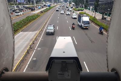 Kendaraan melintas di bawah kamera electronic traffic law enforcement (ETLE) di Jalan Jenderal Sudirman, Jakarta. TEMPO/ Hilman Fathurrahman W