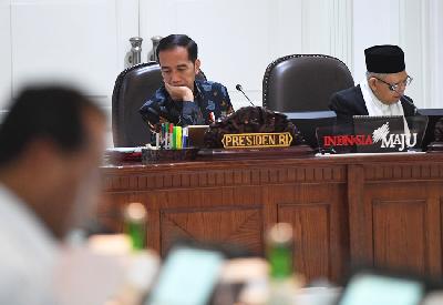 Presiden Joko Widodo (kiri) didampingi Wapres Ma'ruf Amin memimpin rapat terbatas di Kantor Presiden, Jakarta, 10 Desember 2019. ANTARA/Akbar Nugroho Gumay