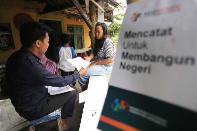 Petugas melakukan pendataan warga di Desa Pabean udik, Indramayu, Jawa Barat, 21 Oktober 2022. ANTARA/Dedhez Anggara