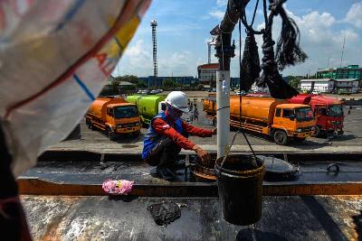 Pengisian CPO (crude palm oil) pada truk tangki di Pelabuhan Tanjung Priok, Jakarta, 4 Agustus 2022. Tempo/Tony Hartawan