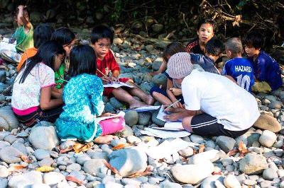 Anak-anak belajar di Sekolah Adat Punan Semeriot. Dok Pribadi