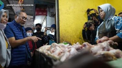 Menteri Perdagangan Zulkifli Hasan memantau kondisi harga kebutuhan pokok di Pasar Besar Kota Malang, Jawa Timur, Jumat, 28 Oktober 2022.