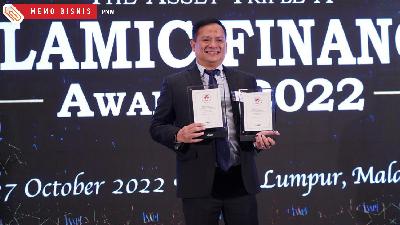 Arief Mulyadi, Direktur Utama PT PNM menerima penghargaan dari The Asset Triple A Islamic Finance Award, Kamis, 27 Oktober 2022.
