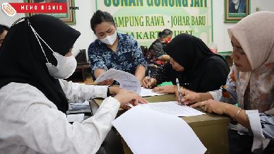 Penyaluran program Pendanaan Usaha Mikro Kecil untuk membantu kelompok usaha tempe di Kampung Sawah, Kecamatan Johar Baru, Jakarta Pusat, Kamis, 13 Oktober 2022.