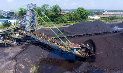 Petugas mengoperasikan "stekker recliming" untuk memindahkan batubara ke "conveyor belt" di kawasan tambang batubara airlaya milik PT Bukit Asam Tbk di Tanjung Enim, Muara Enim, Sumatera Selatan, November 2021. ANTARA/Nova Wahyudi
