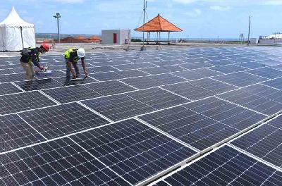 Petugas melakukan perawatan panel surya pada Pembangkit Listrik Tenaga Surya (PLTS) di Bandara I Gusti Ngurah Rai, Badung, Bali, 21 September 2022.  ANTARA/Fikri Yusuf
