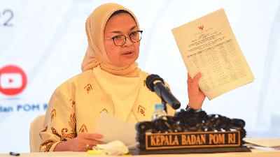 Food and Drugs Monitoring Agency Chief Penny K. Lukito during a press conference about the control of syrup medicines indicated as the cause of acute kidney injury in children at the BPOM office, Jakarta, October 23.
TEMPO/Febri Angga Palguna
