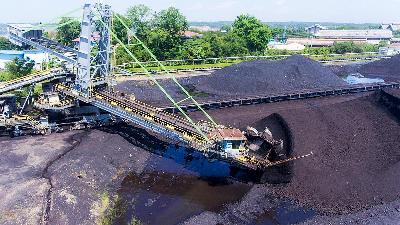 An employee operates a stacker reclaimer heavy machinery to transfer coal to a conveyor belt at the Airlaya coal mining region owned by Bukit Asam in Tanjung Enim, Muara Enim, South Sumatra, November 2021.
ANTARA FOTO/Nova Wahyudi/File Photo
