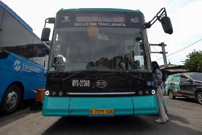 Bus Listrik di terminal Senen, Jakarta, 31 Oktober 2022. Tempo/Tony Hartawan