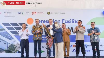 Peresmian Fasilitas Solar Ice Maker atau pembuat es bertenaga surya di Sulamu, Kabupaten Kupang, Nusa Tenggara Timur, Senin, 31 Oktober 2022.