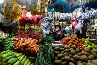 Aktivitas perdagangan bahan pokok di pasar Tebet, Jakarta, 17 Desember 2021. Tempo/Tony Hartawan