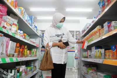 Dinas Kesehatan Kota Bandung memeriksa obat-obat sirup di Apotik Kimia Farma, Bandung, Jawa Barat, 26 Oktober 2022.  TEMPO/Prima Mulia