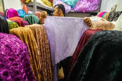 Penjualan tekstil di Pasar Tanah Abang, Jakarta, 30 Agustus 2022. Tempo/Tony Hartawan