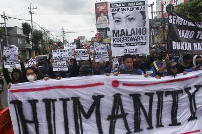 Warga dan suporter Arema FC (Aremania) membawa spanduk dan poster saat unjuk rasa di depan Balai Kota Malang, Jawa Timur, 27 Oktober 2022. ANTARA/Ari Bowo Sucipto