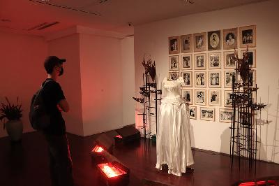 Pegunjung melihat seni instalasi berjudul "Jejak Pengantin" karya FX Harsono dalam pameran tunggal bertajuk "Jejak" di Cans Gallery, Jakarta, 2 November 2022. TEMPO/Magang/Daffa Sidqi