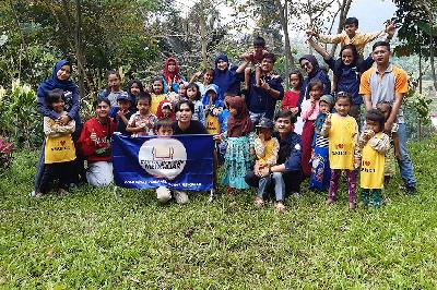 Kabupaten Bogor Mengajar (KBM) bersama siswa Sekolah Rimba Kecil (Serincil) di desa Cibunian, Pamijahan, Kabupaten Bogor, Jawa Barat, 4 April 2021. Dok. KBM