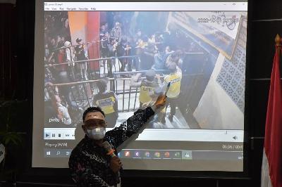 Komisioner Komisi Nasional Hak Asasi Manusia Mohammad Choirul Anam saat menunjukkan video pada konferensi pers tentang hasil penyelidikan tragedi kemanusiaan di Stadion Kanjuruhan Malang, di Jakarta, 2 November 2022.  ANTARA/ Fakhri Hermansyah