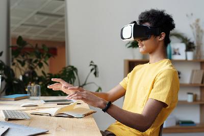 Ilustrasi penggunaan alat virtual reality (VR) untuk mengatasi ketakutan. PEXELS