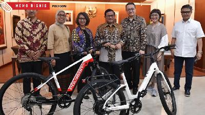 Penyerahan sepeda listrik (e-bike) Polygon E-bike Centenary kepada Sekretaris Kabinet, Pramono Anung Wibowo, di Kantor Sekretariat Kabinet, Jakarta, pada 19 Oktober 2022.