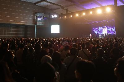 Penonton menyaksikan penampil dalam Jakarta International BNI Java Jazz Festival 2022 di JIExpo Kemayoran, Jakarta, 29 Mei 2022. TEMPO/M Taufan Rengganis