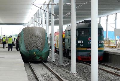 Kereta Cepat Jakarta Bandung ditutup kain di Stasiun Tegalluar, Kabupaten Bandung, Jawa Barat, 13 Oktober 2022. TEMPO/Prima mulia