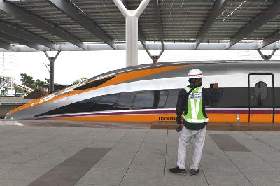 Jurnalis mengambil gambar kereta cepat inspeksi yang dihadirkan di lokasi proyek Kereta Cepat Jakarta Bandung di Stasiun Tegalluar, Kabupaten Bandung, Jawa Barat, 13 Oktober 2022. ANTARA/Hafidz Mubarak