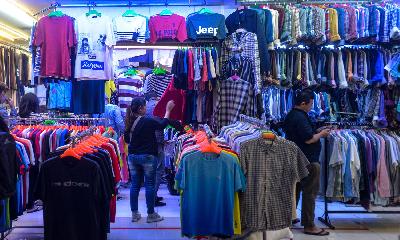 Suasana penjualan pakaian impor bekas di Pasar Senen, Jakarta, 3 November 2022. TEMPO/Tony Hartawan