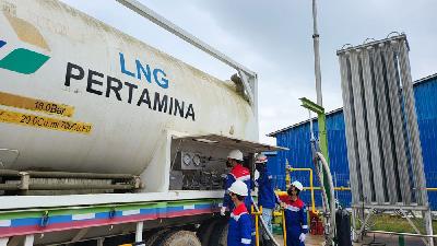 Pekerja sedang memeriksa truk pengangkut LNG untuk menyuplai LNG perdana bagi industri di kota Bontan/ANTARA/ HO-Pertamina