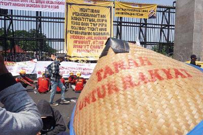 Aksi demonstrasi menyerukan penghentian perampasan tanah petani di depan Gedung DPR RI, Jakarta, 27 September 2022.  TEMPO/MAGANG/Abdullah Syamil Iskandar