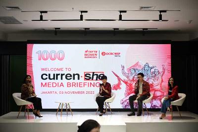 Presiden Direktur OCBC NISP, Parwati Surjaudaja (tengah), Dayu Dara, dan Adrie Basuki, dalam peluncuran kampanye CurrenShe di Jakarta, Kamis, 3 November 2022. Dok. Pribadi