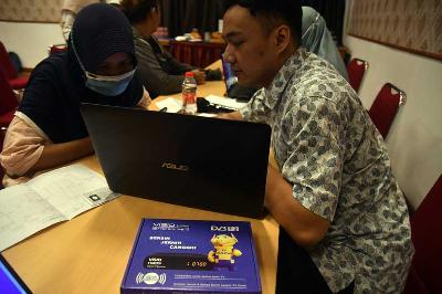 Petugas melayani warga di posko penanganan bantuan Set Top Box di Kota Bogor, Jawa Barat, 3 November 2022. ANTARA/Arif Firmansyah
