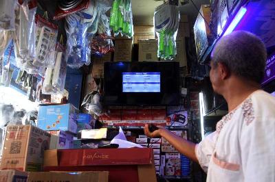Pedagang menjelaskan pemakaian perangkat set top box TV Digital di Pasar Raya Padang, Sumatera Barat, 4 November 2022. ANTARA/Muhammad Arif Pribadi