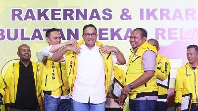 Anies Baswedan wears the vest of GO-Anies volunteers, a volunteer movement initiated by some cadres of the Golkar Party, during the National Work Meeting and Determination Pledge of GO-Anies volunteers for the 2022 Presidential Election in Binakarna Auditorium, Bidakara Hotel, South Jakarta, October 23.
ANTARA
