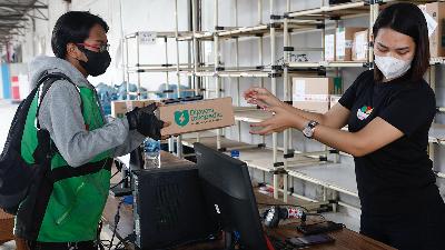 An online motorcycle taxi driver receives an item for sale at Goto’s e-commerce unit Tokopedia’s warehouse in Jakarta, August 31.
REUTERS/Ajeng Dinar Ulfiana
