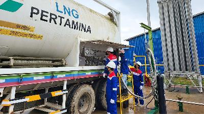 Workers inspect an LNG transport truck to supply the first LNG for industries in Bontang, East Kalimantan, April 21.
ANTARA/ HO-Pertamina
