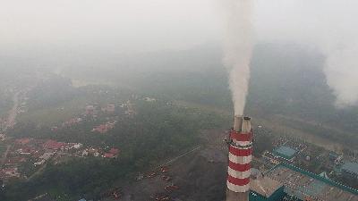 A chimney emitting smokes from burning coal at the Ombilin Coal-Fired Power Plant area in Sijantang village, Sawahlunto, West Sumatra, October 2019.
ANTARA/Iggoy El Fitra/File Photo
