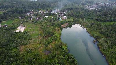 Foto udara lokasi kolam tambang yang dekat dengan permukiman warga di Kalimantan Timur. TEMPO/Sapri Maulana