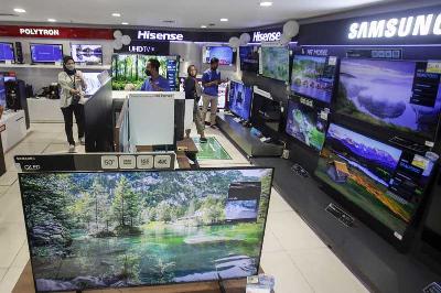 Calon pembeli melihat televisi digital yang dijual di Elektronic City, Cibinong City Mall, Kabupaten Bogor, Jawa Barat, 2 November 2022. ANTARA/Yulius Satria Wijaya