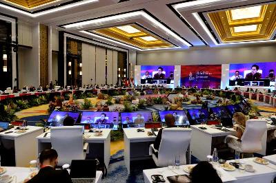 Sejumlah menteri kesehatan dan delegasi mengikuti hari kedua kegiatan G20 the 2nd Health Ministers Meeting di Jimbaran, Badung, Bali, 28 Oktober 2022. ANTARA/Fikri Yusuf/POOL