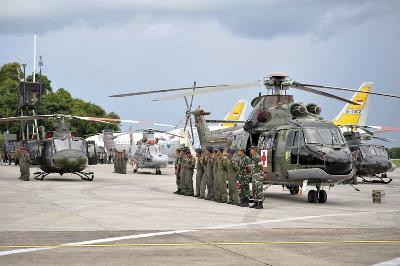 Anggota TNI AU mempersiapkan pesawat tempur dan helikopter saat apel gelar pasukan dalam rangka pengamanan VVIP Presidensi G20 di Base Ops Lanud Ngurah Rai, Badung, Bali, 7 November 2022. ANTARA/Nyoman Hendra Wibowo