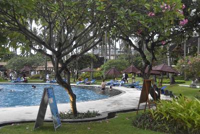 Sejumlah wisatawan berada di kolam renang Hotel Holiday Resort Lombok, Senggigi, Kecamatan Batulayar, Lombok Barat, Nusa Tenggara Barat, 8 Oktober 2022. ANTARA/Ahmad Subaidi