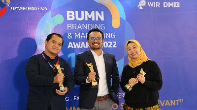 Direktur Pemasaran Regional, Mars Ega Legowo Putra (tengah) menerima piala dari penghargaan BUMN Branding & Marketing Award (BBMA) 2022. 