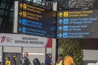 Warga negara asing berjalan saat tiba di Terminal 3, Bandara Internasional Soekarno-Hatta, Tangerang, Banten, 8 November 2022. ANTARA/Muhammad Adimaja